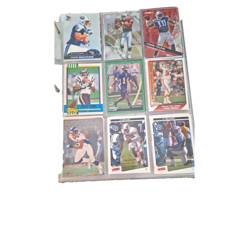 Trading‎ card book with football cards inside 118 cards